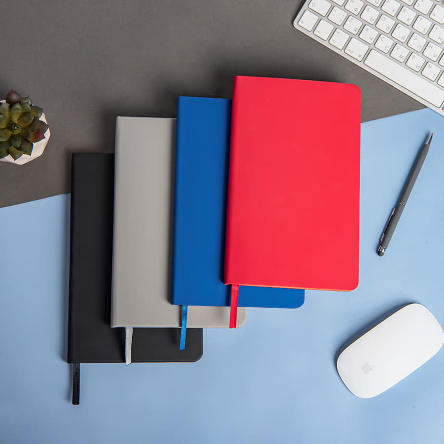 ezhednevnik_nedatirovannyy_simply_firm_a5_krasnyy_kremovyy_blok_v_lineyku