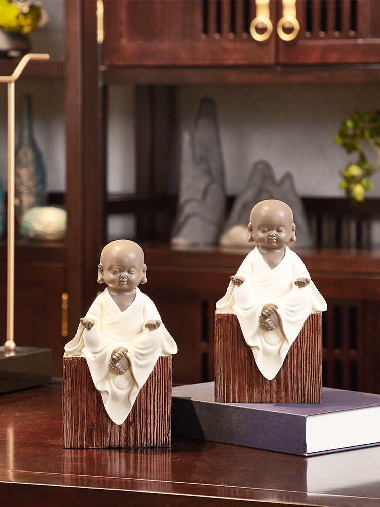 nabor_statuetok_malenkie_monakhi_podstavka_dlya_knig